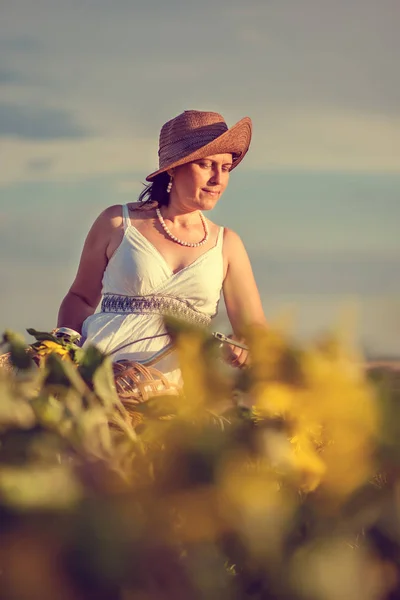 Vrouw Met Fiets Zonnebloemen Veld — Stockfoto