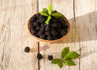 Böğürtlen kase ahşap rustik masa üzerinde. Doğal çilek.