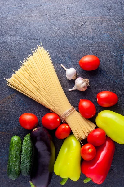 Raww Pasta Con Verduras Sobre Fondo Piedra — Foto de Stock