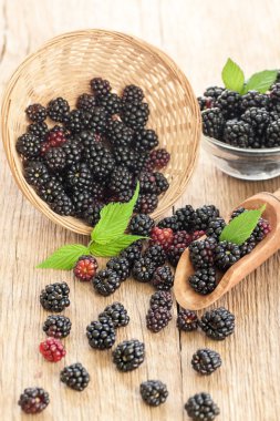 Böğürtlen kase ahşap rustik masa üzerinde. Doğal çilek.