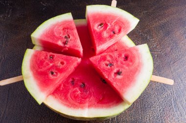 Karpuz taş zemin üzerine dilimlenmiş. Tatlı gıda.
