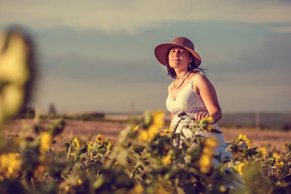 Vrouw Met Fiets Zonnebloemen Veld — Stockfoto