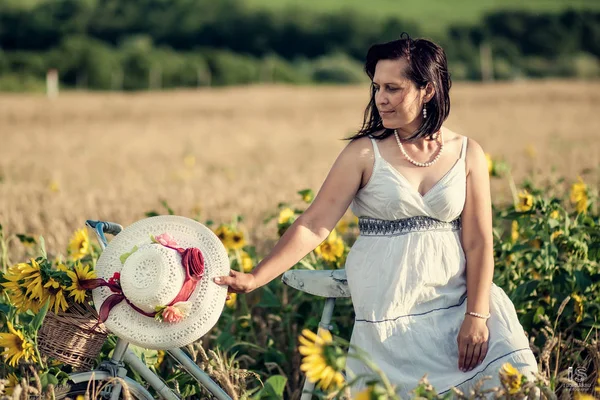 Mujer Con Bicicleta Campo Girasoles —  Fotos de Stock