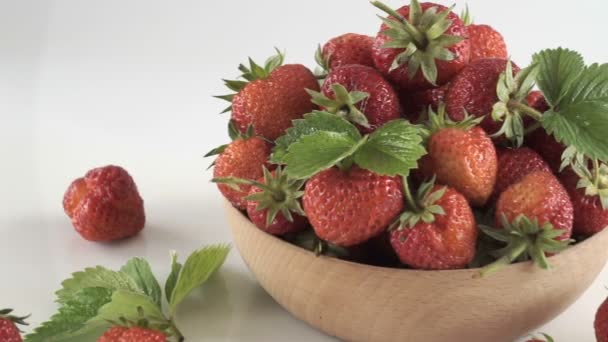 白色背景的碗里的新鲜草莓 多莉射击 — 图库视频影像