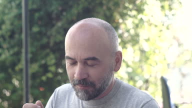 sakallı adam yemek tatlı çilek ile .