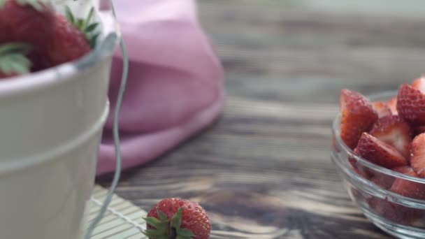 Gieten Crème Verse Aardbeien Vruchten Woestijn — Stockvideo