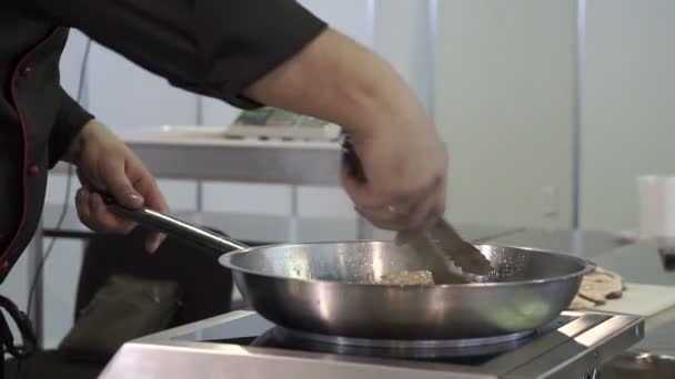 Koch Legt Das Geschnittene Fleisch Auf Ein Backblech — Stockvideo