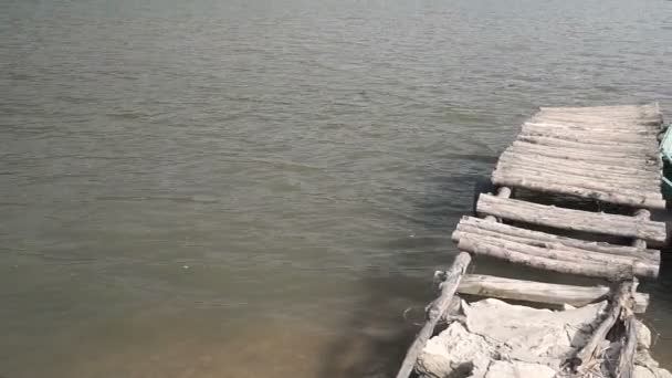 Egy Magányos Hajó Horgonyoz Fából Készült Móló — Stock videók