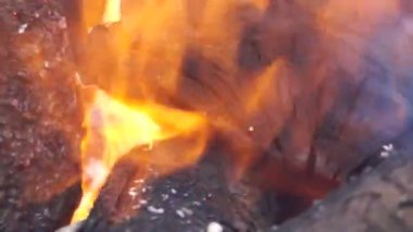 Bir dökme demir ızgara yanan odun