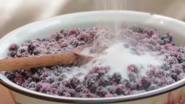 Aşçı siyah frenk üzümü reçeli hazırlar