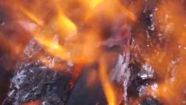 Holzverbrennung Einem Gusseisernen Grill — Stockvideo