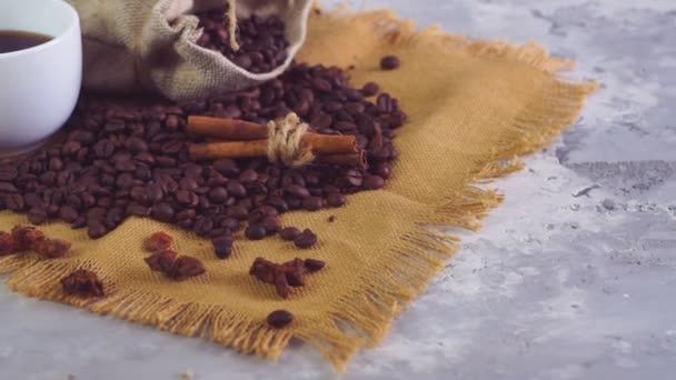 コーヒー カップ コーヒー豆 蒸発コーヒー焙煎豆とテーブルの上の白いカップ — ストック動画