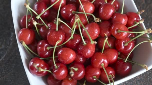 Les Cerises Fraîches Mûres Juteuses Tournent Sur Fond — Video