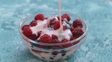Taze raspberryries Yoğurt dökün