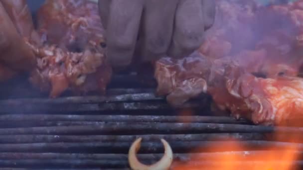 Vaření Ražniči Kovové Špejle Pečené Maso Krustou Vaření Šašlik Barbecue — Stock video