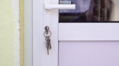Anahtar thermopan yapılan anahtar deliği kapıdan salıncaklar
