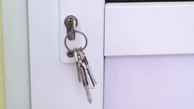 Anahtar thermopan yapılan anahtar deliği kapıdan salıncaklar
