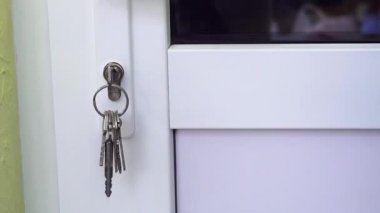 Kadın açık kapı ver. Kapat kapıyı, evine hoş geldin