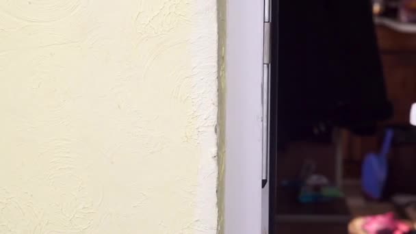 Женщины Открывают Дверь Закрой Дверь Добро Пожаловать Домой — стоковое видео
