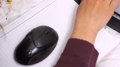 Bilgisayar klavyesinde yazan kadın elleri.