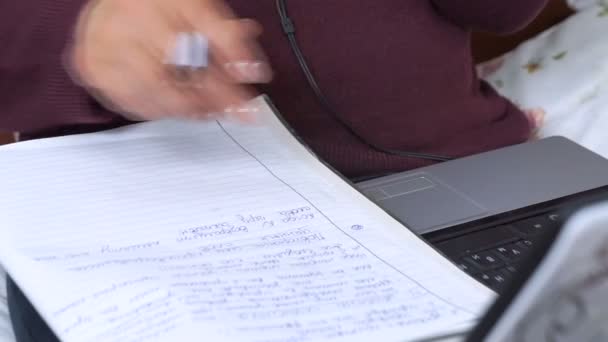 Zbliżenie Kobieta Biznesu Pisze Długopisem Notatniku Klawiatury Laptopa — Wideo stockowe