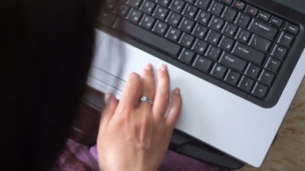 Γυναίκα Στο Σπίτι Και Χρησιμοποιεί Φορητό Υπολογιστή Γράφοντας Σχόλια — Αρχείο Βίντεο