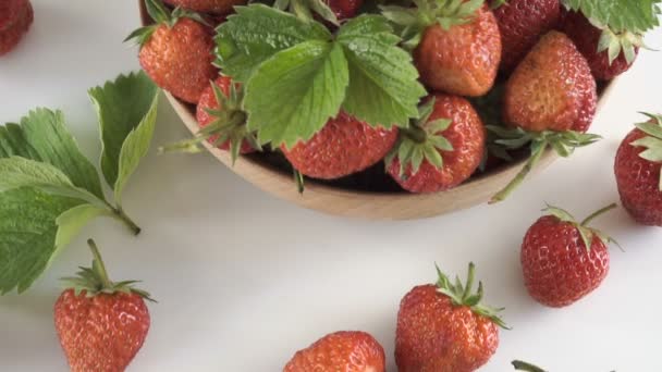 Frische Erdbeeren Einer Schüssel Auf Weißem Hintergrund Kugelstoßer — Stockvideo