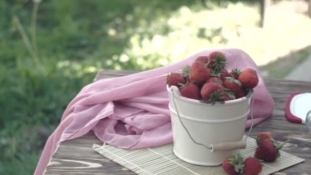 Mujer Rebanando Fresas Para Postre Bordo Aire Libre — Vídeos de Stock