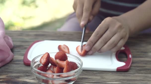 Mujer Rebanando Fresas Para Postre Bordo Aire Libre — Vídeo de stock