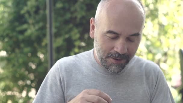 Homme Avec Barbe Manger Dessert Fraise — Video