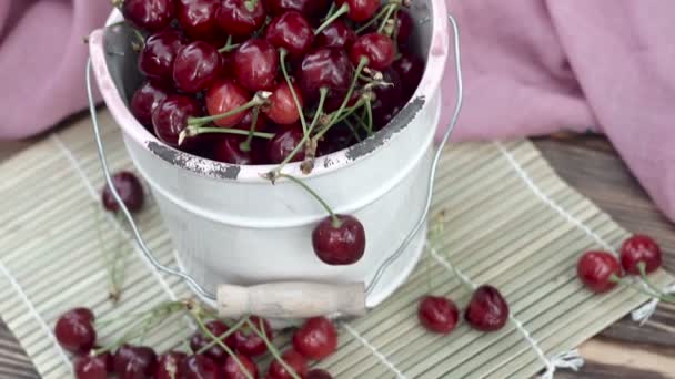 Cerejas Uma Tigela Branca Uma Mesa Madeira — Vídeo de Stock