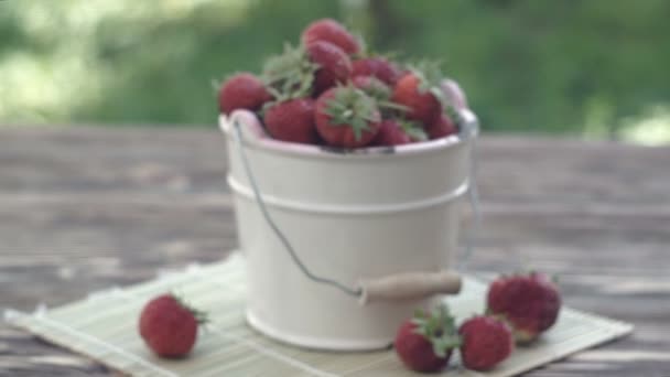 在木制桌子上的碗里放新鲜草莓 — 图库视频影像