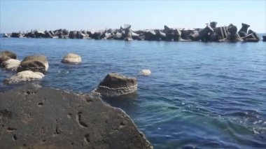 Beton dökme tasarımlar büyük taş dalgakıran yapılar, büyük dalgalar kıyıya ezmek için önlemek için yapılan.