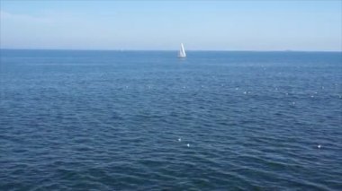 Güzel Karadeniz'de ufukta bir Yelkenli