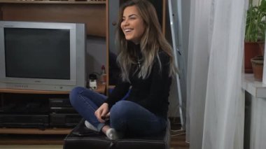 İlginç haberler en iyi arkadaşına toplantıya falan filan anlatıyor genç güzel kadın.