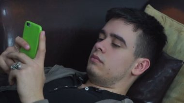 Genç delikanlı cep telefonu, seyir okumak metin mesajı