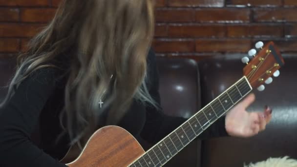 Chica Adolescente Tocando Guitarra Acústica Casa — Vídeos de Stock