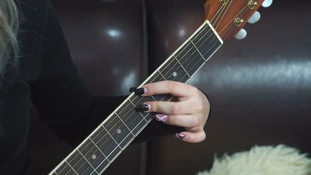 Chica Adolescente Tocando Guitarra Acústica Casa — Vídeo de stock