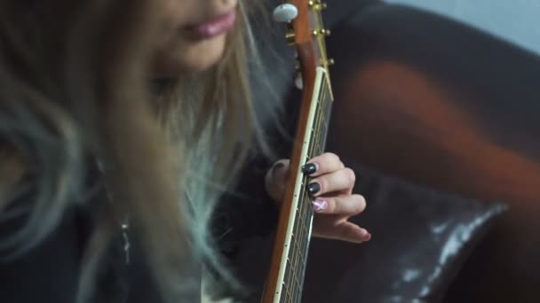 Teen Κορίτσι Παίζοντας Την Ακουστική Κιθάρα Στο Σπίτι — Αρχείο Βίντεο