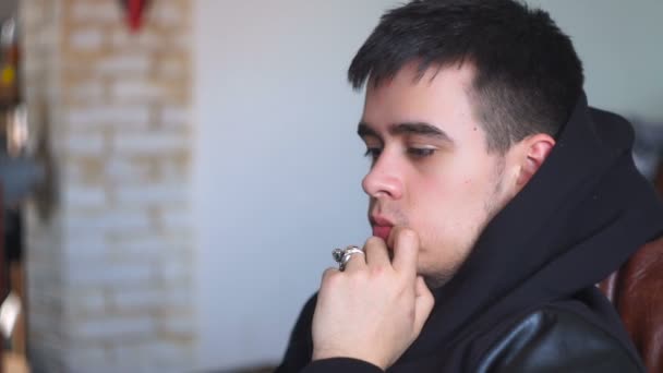 Retrato Niño Feliz Joven Usando Portátil Sentado Sofá Casa — Vídeo de stock