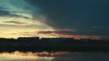 Gün batımı göl üzerinde. Kişinev, Moldova.