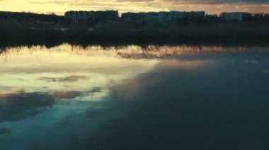 Gün batımı göl üzerinde. Kişinev, Moldova.