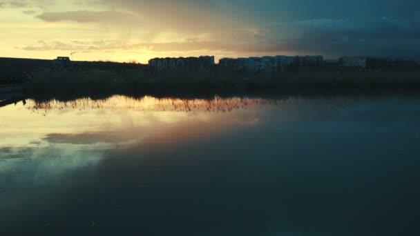 日落在湖 摩尔多瓦基希讷乌 — 图库视频影像