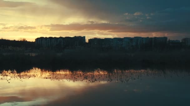 Gün Batımı Göl Üzerinde Kişinev Moldova — Stok video
