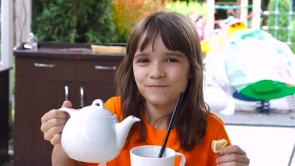 Mała Dziewczynka Zalewanie Herbaty Umiejscowieniu Cup Kawiarni — Wideo stockowe