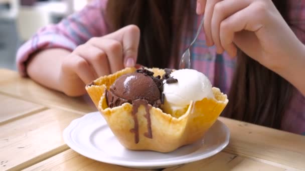 Een Meisje Ijsje Eten Het Café — Stockvideo