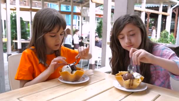 Две Девушки Едят Мороженое Кафе — стоковое видео
