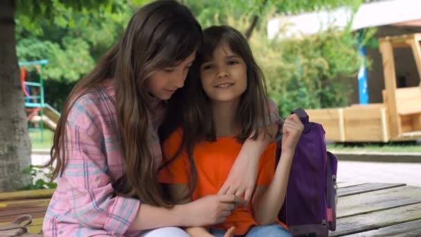 Twee Meisjes Zijn Met Behulp Van Tablet Buiten Zitten Het — Stockvideo