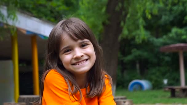 Χαρούμενο Κορίτσι Χαμογελά Έναν Κήπο Εσωτερικη Πορτρέτο Του Κορίτσι Litle — Αρχείο Βίντεο