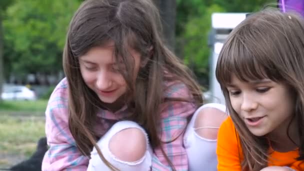 Duas Meninas Irmãs Alimentam Pombos Parque Crianças Exterior — Vídeo de Stock